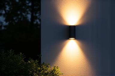 Diskret vegglampe på en uteplass